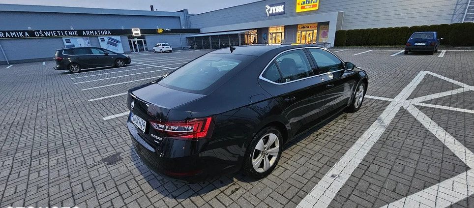 Skoda Superb cena 87900 przebieg: 197600, rok produkcji 2019 z Kołobrzeg małe 436